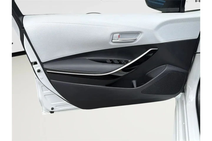 $17990 : Toyota Corolla Hatchback 202 image 8