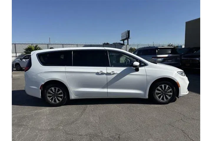$20500 : Chrysler Pacifica Plug-In Hy image 2