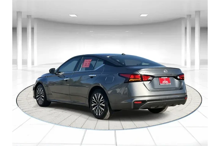 $17033 : Nissan Altima 2023 2.5 SV 4d image 2