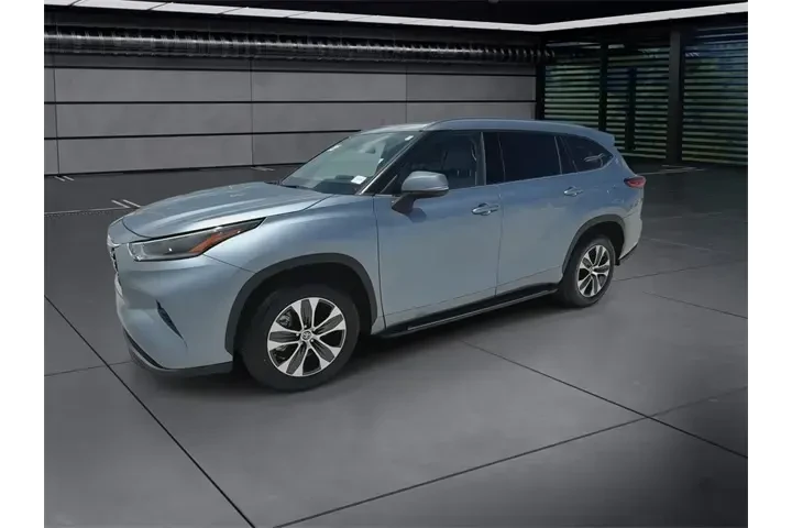 $28788 : Toyota Highlander 2021 XLE 4 image 4