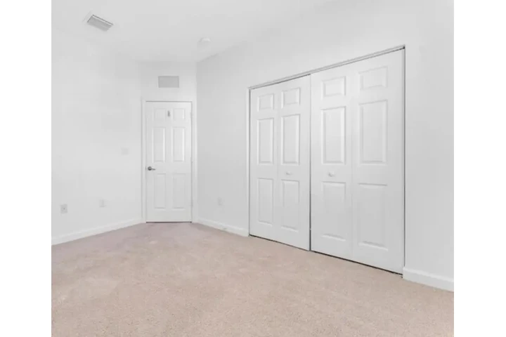 $3100 : 17461 SW 153rd Ct, Miami, FL image 4