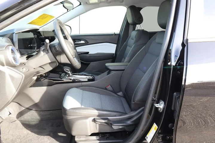 $21488 : 2025 Trax FWD 4dr LT image 7