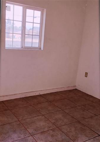 $1300 : Se renta casita en victorville image 2