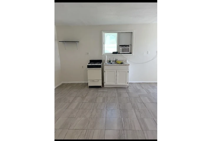 $1200 : Estudio image 2