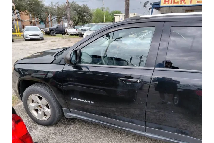 $8800 : 2015 Compass Sport image 5