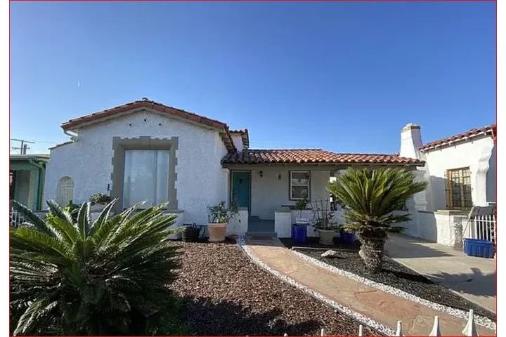 $900 : Spacious 3 Bedroom, 1 Bath image 1