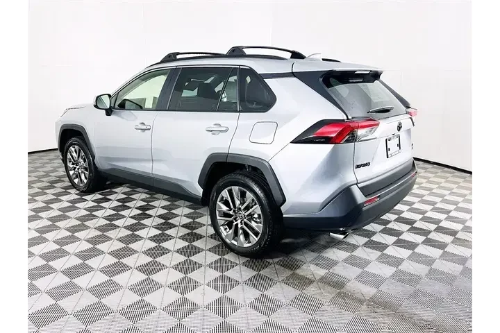 $39900 : Toyota RAV4 2025 AWD XLE Pre image 5