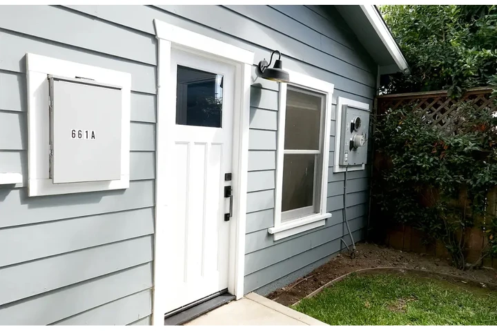 $1150 : Beautifully updated 1-bedroom image 7