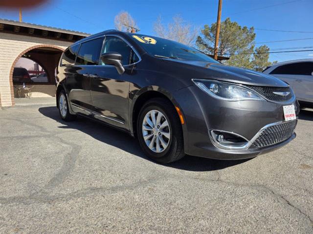 $13995 : 2019 Pacifica Touring L image 2