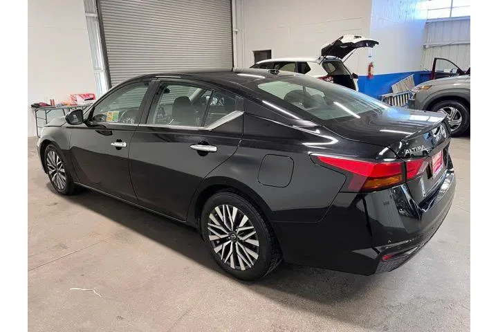 $17960 : Nissan Altima 2023 2.5 SV 4d image 5