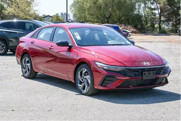 $20000 : Hyundai ELANTRA 2025 SEL Spo image 3