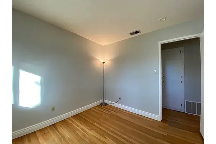 $1250 : Esta hermosa casa de 3 dormito image 2