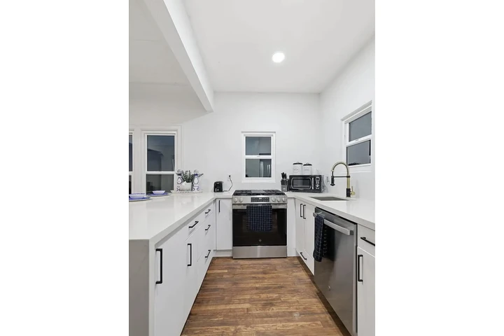 $700 : 2BA charming updated home image 5