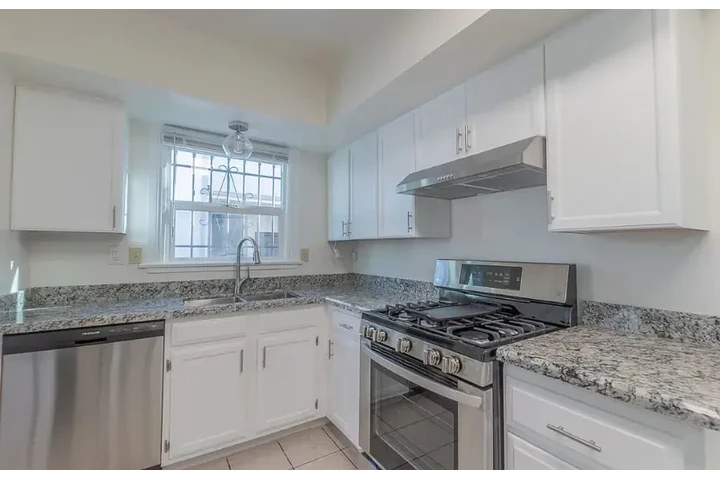$2399 : Beautiful 3 bedroom home in LA image 4