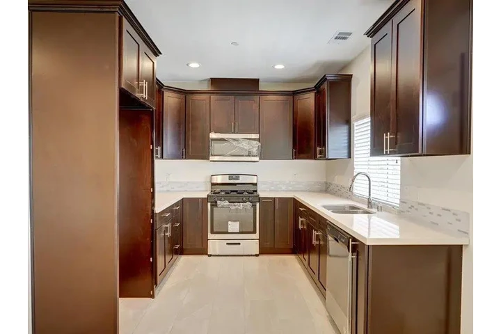 $2398 : Hemlock Gardens Apartment Home image 10