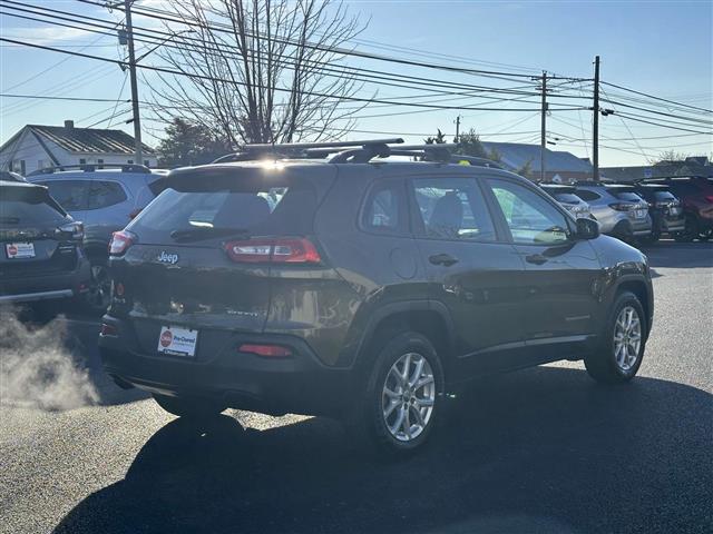 $7990 : PRE-OWNED 2016 JEEP CHEROKEE image 2
