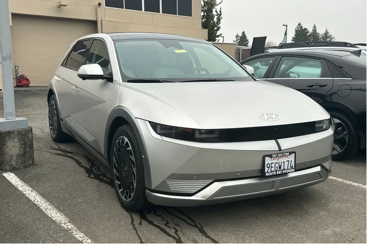 $29990 : Hyundai IONIQ 5 2023 AWD Lim image 2