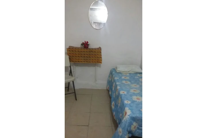 $3500 : Rento Recamara amueblada image 2