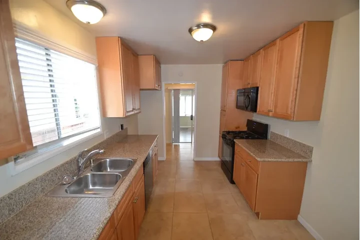$2300 : Available 3Bed 2Bat in LA image 2