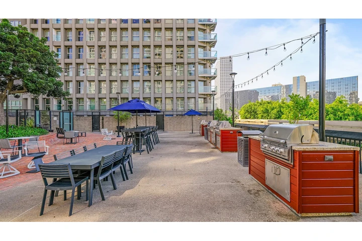 $1379 : MOVE IN SPECIAL 1BED 1BATH image 7