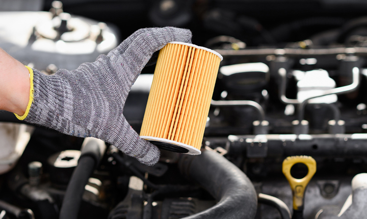 Persona con un filtro de aceite nuevo