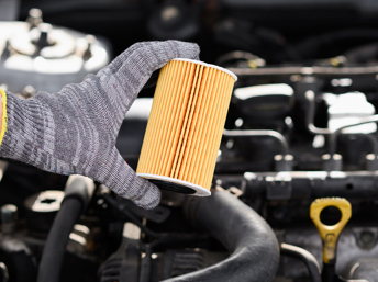 Persona con un filtro de aceite nuevo