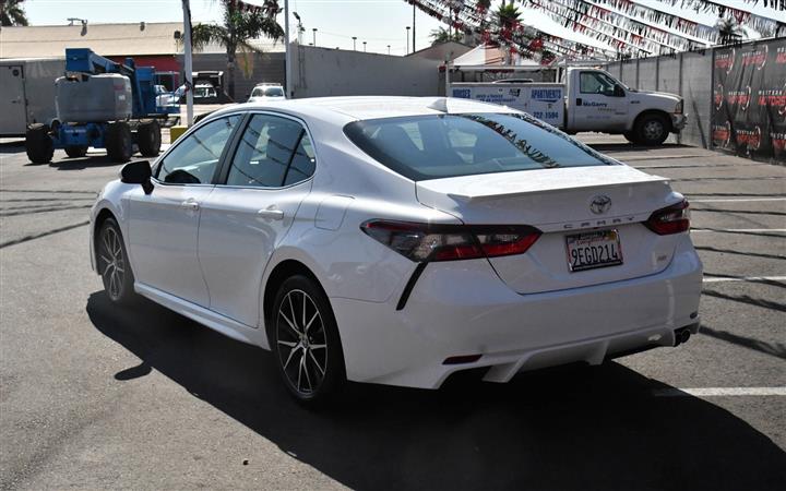 $26998 : Camry SE Sedan 4D image 6