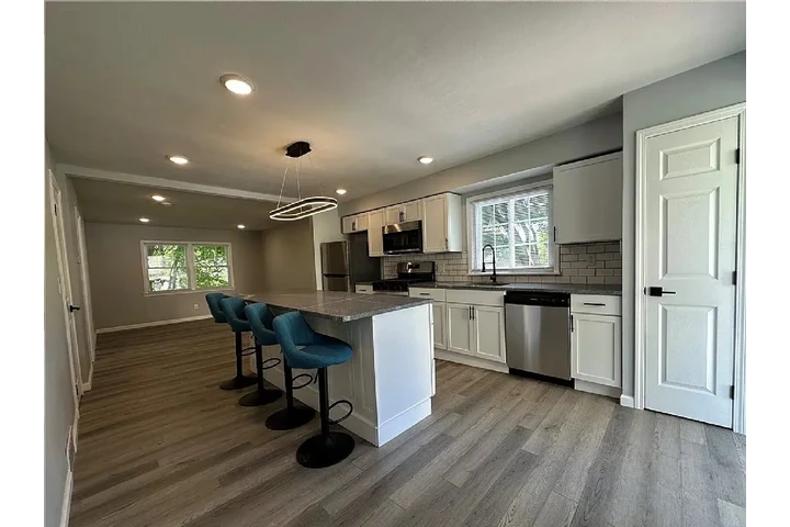 $900 : Fully renovated beautiful home image 4