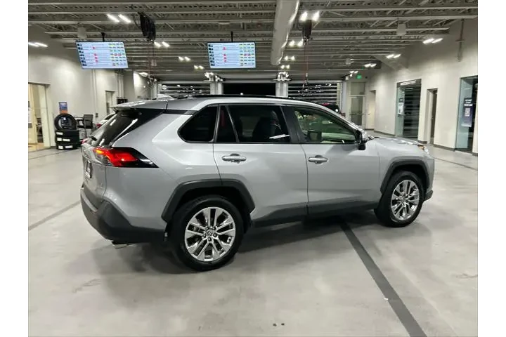 $24880 : Toyota RAV4 2020 AWD XLE Pre image 8