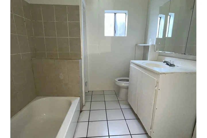 $1500 : 3 Bed, 1 Bath Home – Great Loc image 5