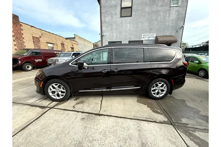 $9995 : 2017 Pacifica Touring-L image 2