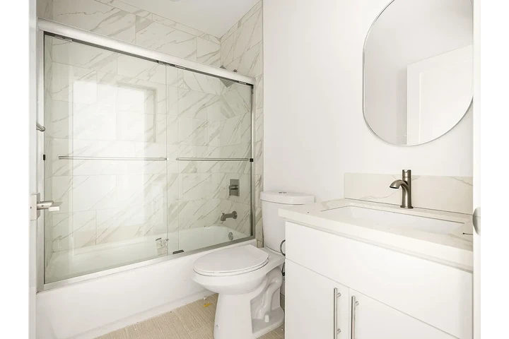 $2395 : Beautiful Home 2B/1B image 8