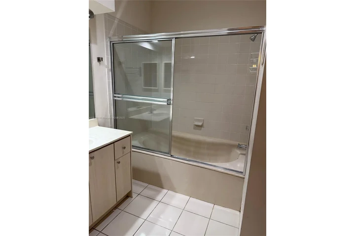 $2700 : Townhouse For Rent 3/2 image 7