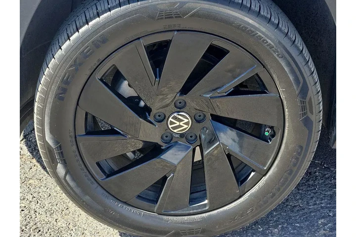 $30382 : Volkswagen Atlas Cross Sport image 8