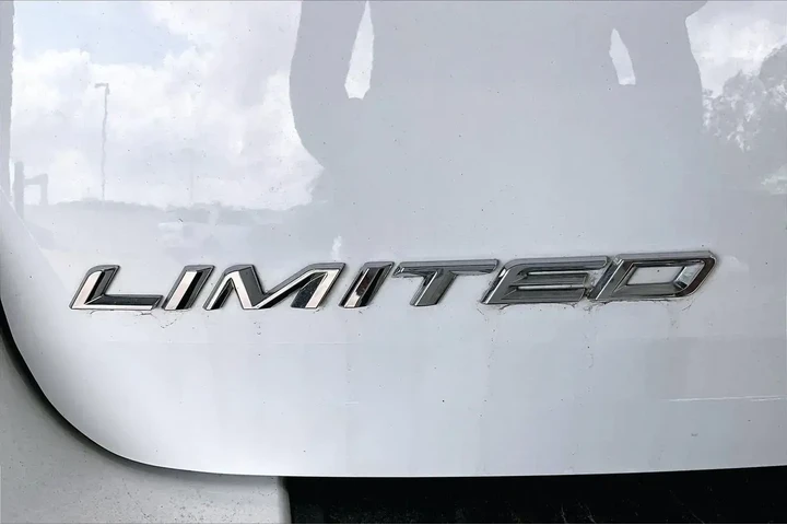 $29811 : Ford Explorer 2023 AWD Limit image 9