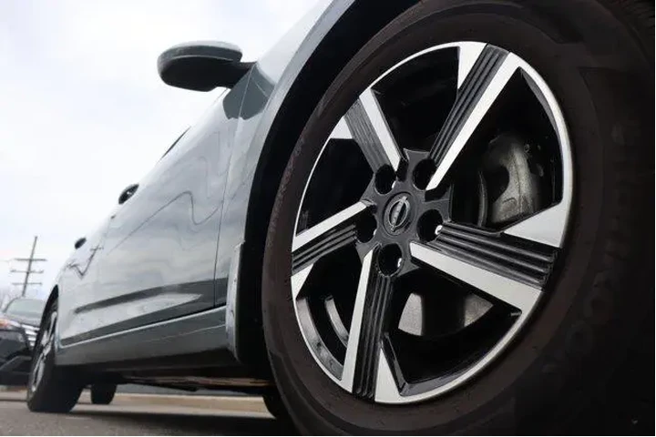 $18978 : Nissan Sentra 2025 SV 4dr Se image 10