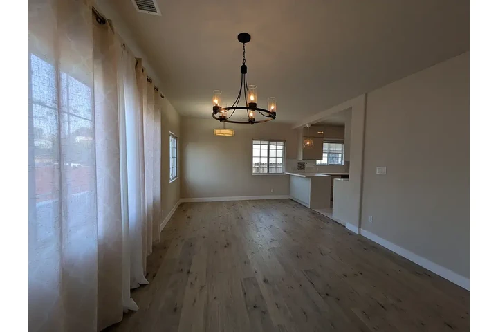 $1100 : Spacious Living 2 bedroom home image 4