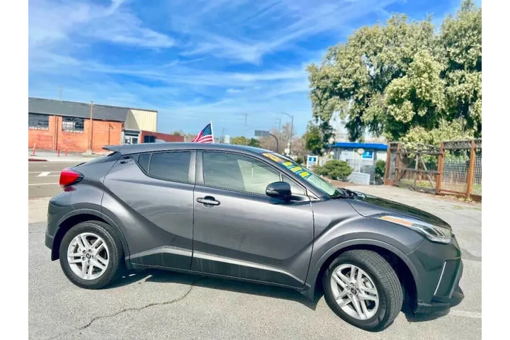 $20995 : 2021 C-HR XLE image 5