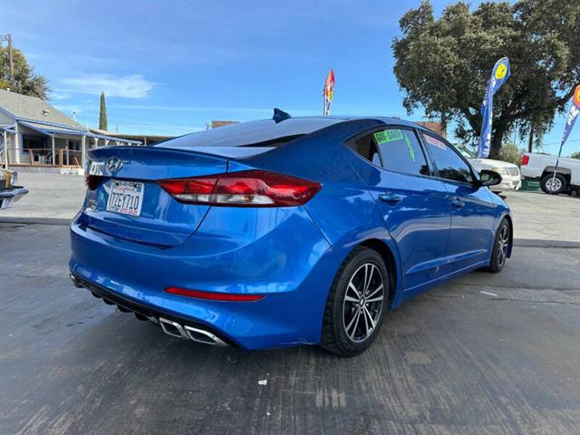 2017 Elantra SE image 5