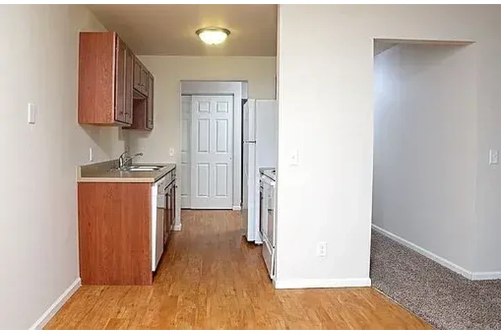 $1000 : Standard 1bd and 1bathroom image 5