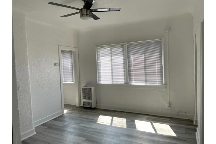 $1349 : Renovated Studio Ktown image 4