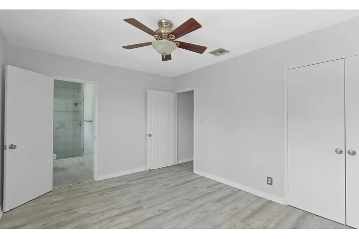 $4000 : 3 bedroom house available image 4