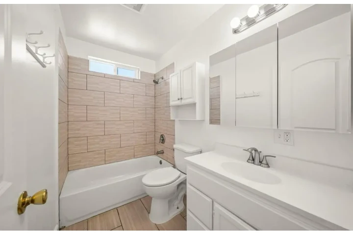 $1950 : 2 Bedroom Apt In Koreatown, LA image 10