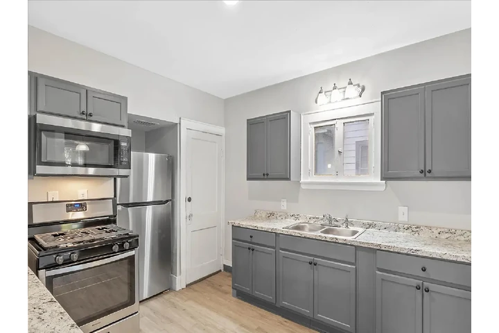 $1000 : large kitchen spacious home image 4