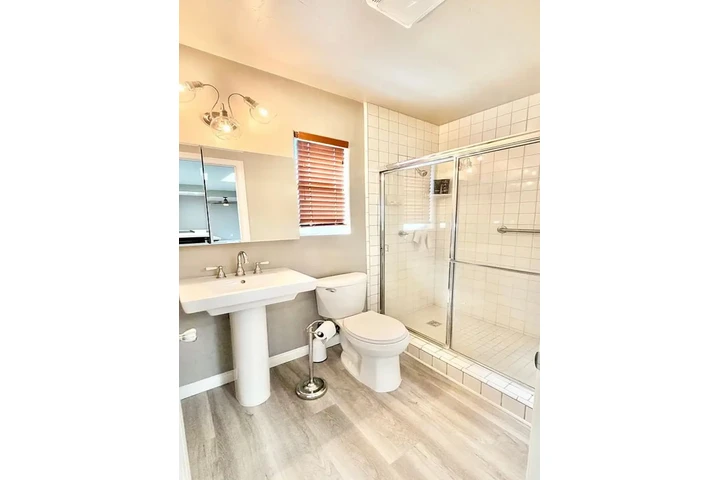 $1100 : Beautiful one bed image 9