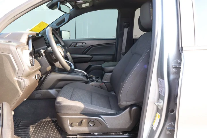 $30988 : 2023 Colorado 2WD Crew Cab LT image 7