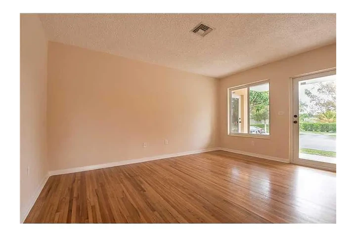$900 : Freshly painted Great location image 8