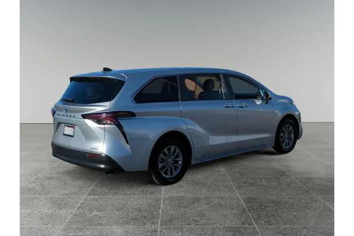 $38484 : Toyota Sienna 2024 LE 8-Pass image 5