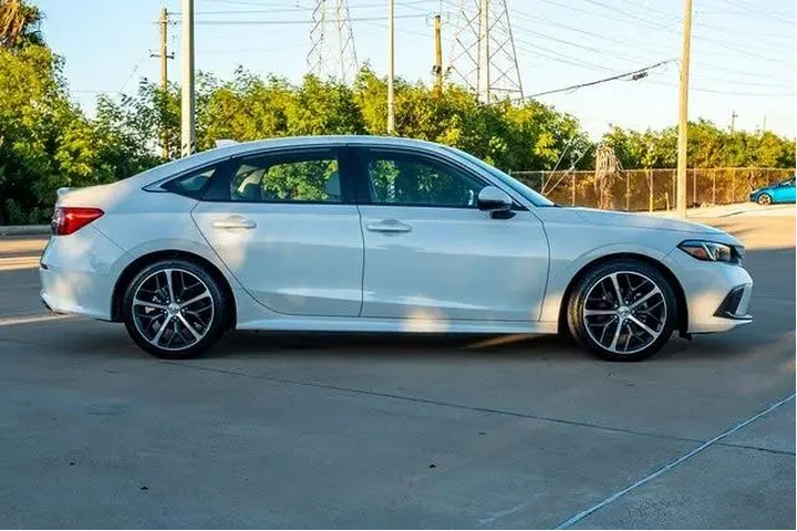 $26946 : Honda Civic 2024 Touring 4dr image 4