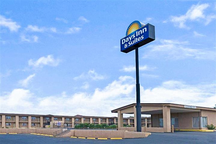 Days Inn & Suites by Wyndham image 1